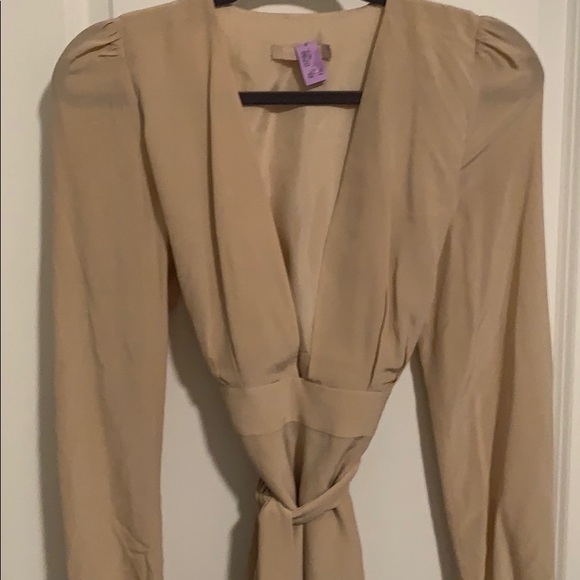 Carmella nude Michelli low cut dress - Picture 8 of 12